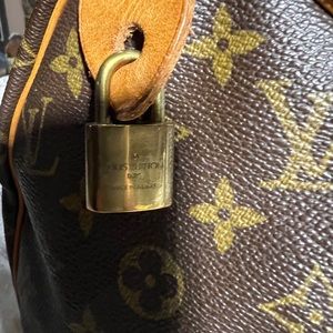 Louis Vuitton Speedy 25 Monogram
Respectfully Pre-Owned and Authentic 1988